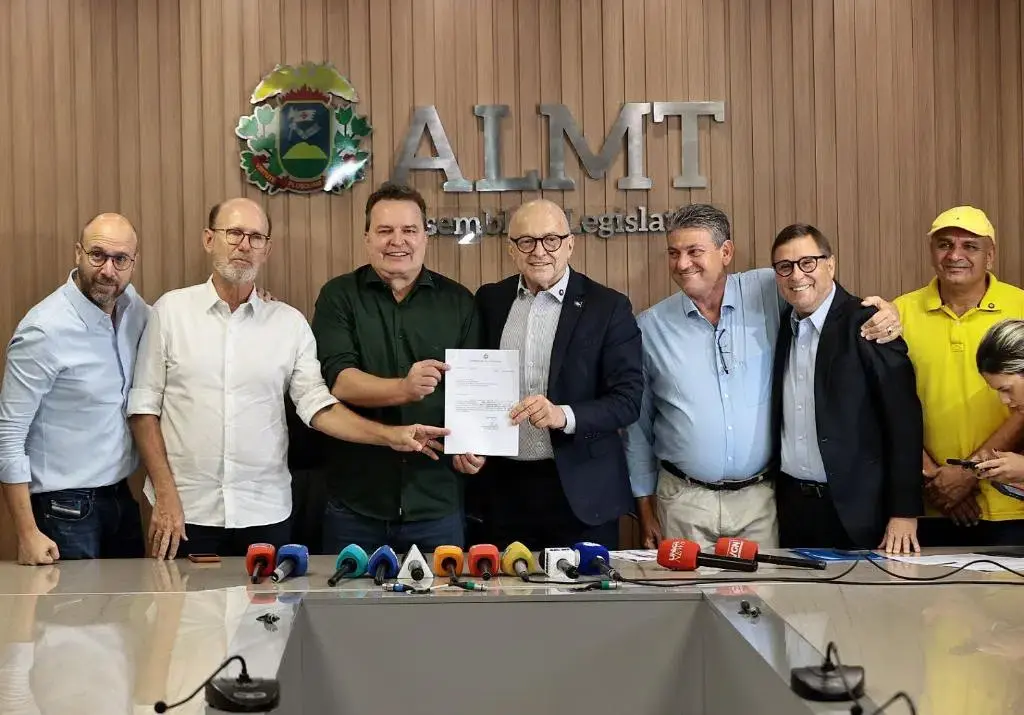 REDUÇÃO DE IMPOSTOS | Governador de MT entrega projeto de lei para diminuir custo do diesel e congelar Fethab até 2026